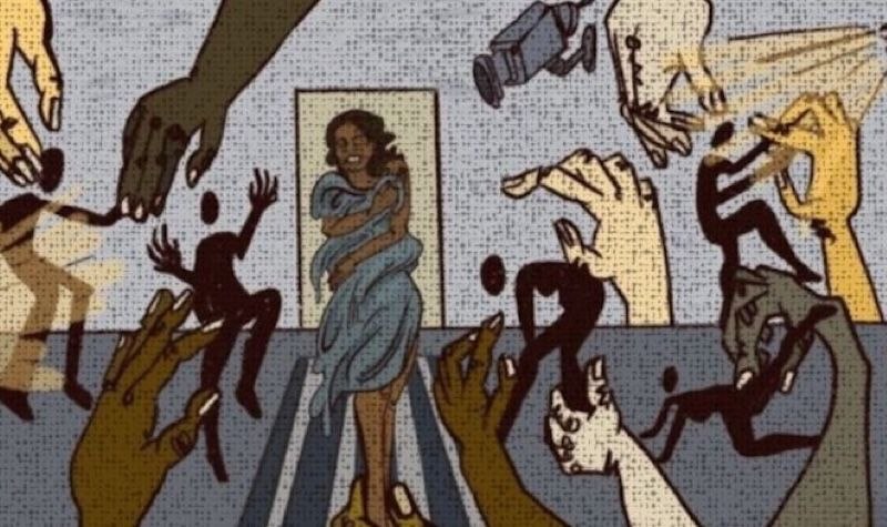 görselin merkezinde kollarıyla kendini sıkı sıkıys sarmış endişeli bir kadın duruyor. Etraftan bir çok el ona dokunmak için uzanıyor.