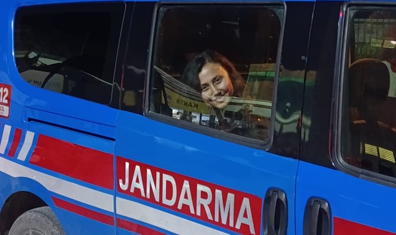 Esra Işık jandarma aracı iile götürülürken