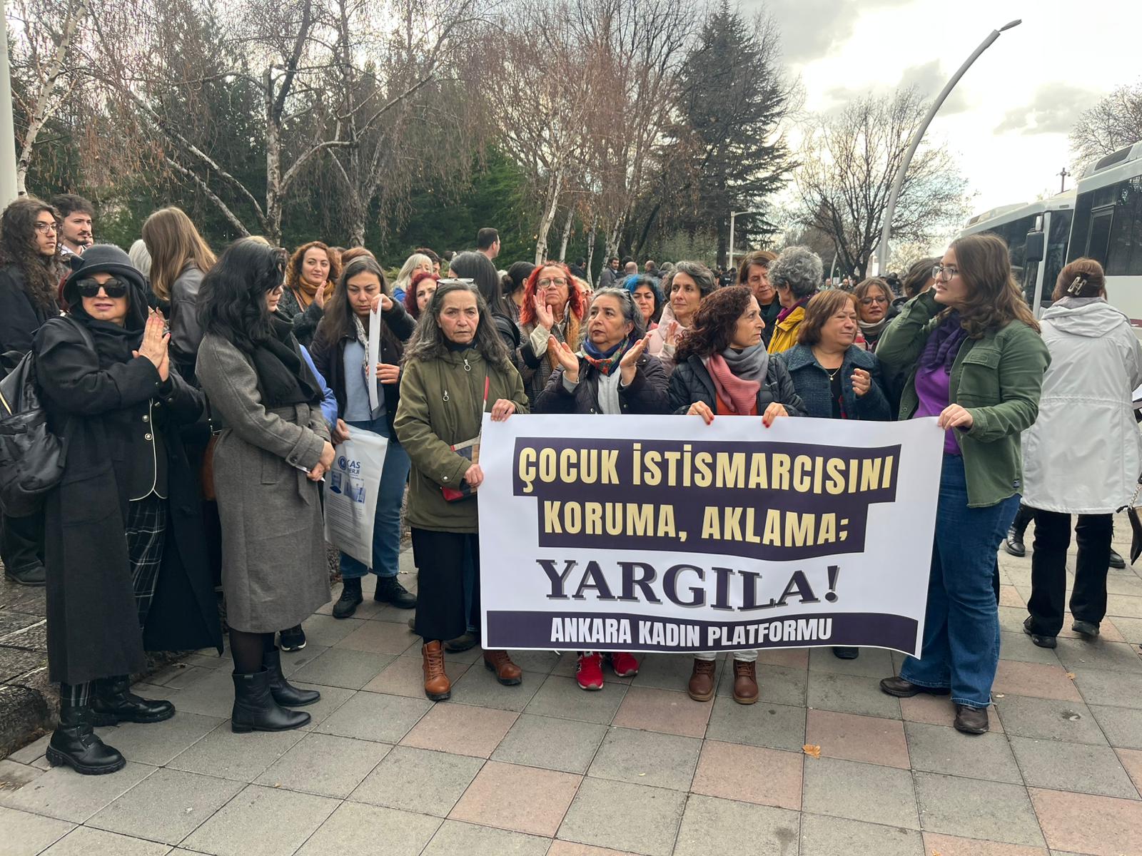 "Çocuk istismarcısını koruma, aklama, yargıla" yazan pankartın arkasında yürüyen kadınlar